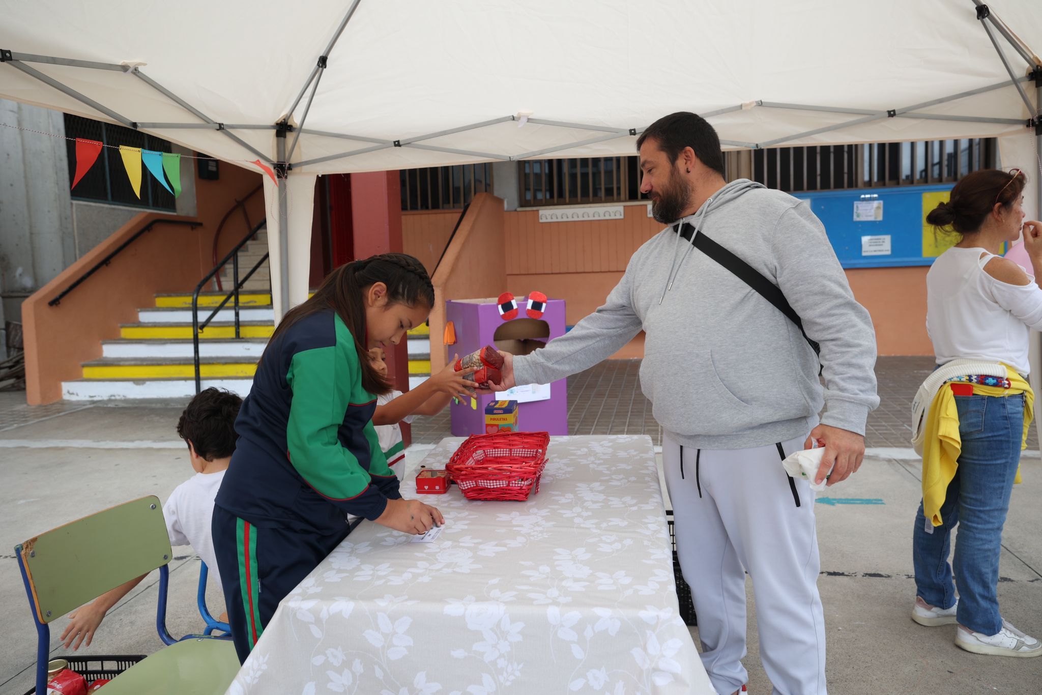 El CEIP García Lorca celebra un mercadillo solidario