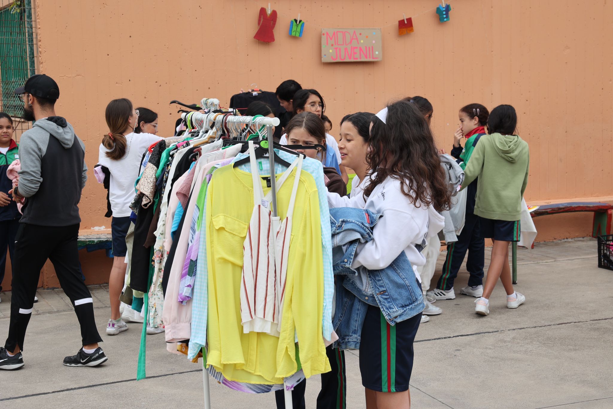 El CEIP García Lorca celebra un mercadillo solidario