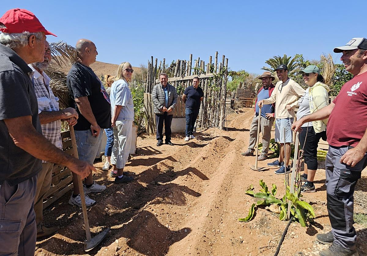 El alcalde Matías Peña y los participantes del curso, en la finca de Juan López en Agua de Bueyes.