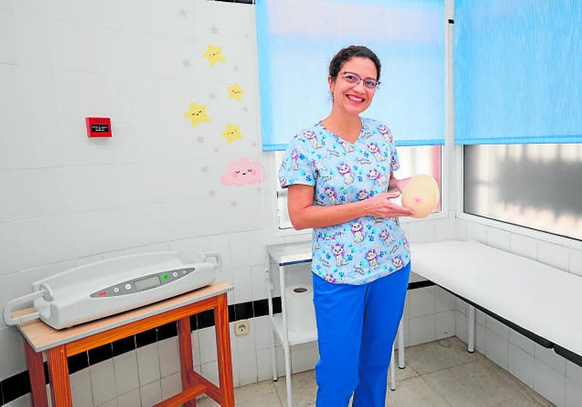 La matrona Nélida Quintana muestra una mama de silicona de uso didáctico en la nueva consulta.