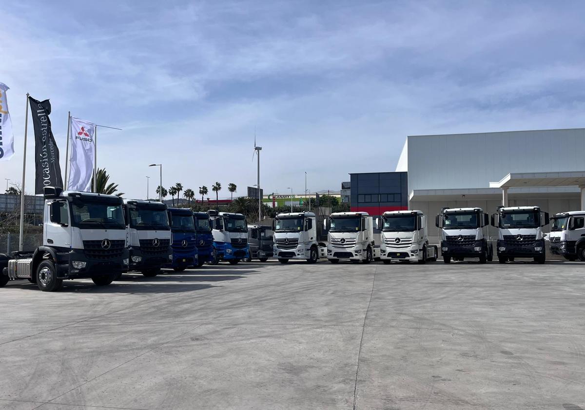 Imagen principal - Louzao El Goro estrena su exposición de vehículos industriales Mercedes-Benz con servicio de chapa y pintura