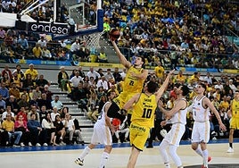 Ethan Happ anota ante el Real Madrid.