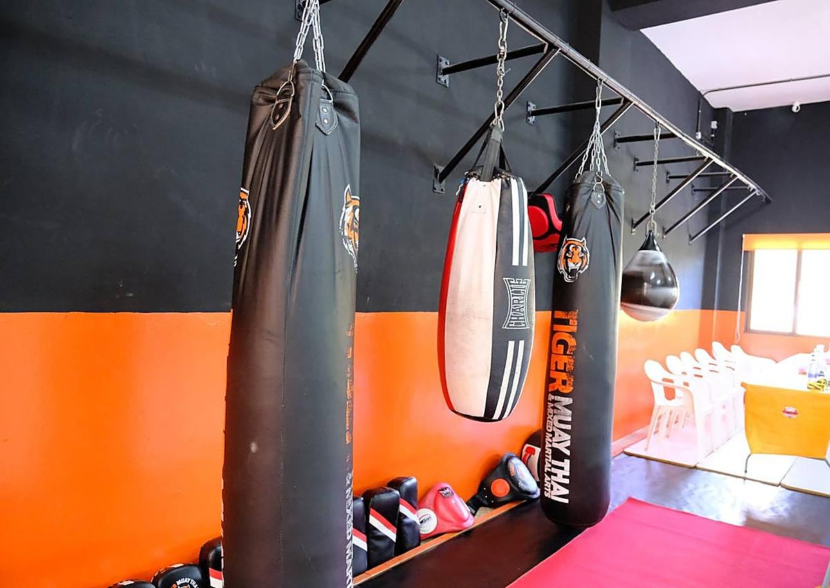 Imagen secundaria 1 - La Escuela de Boxeo Dani Martín enorgullece Gáldar