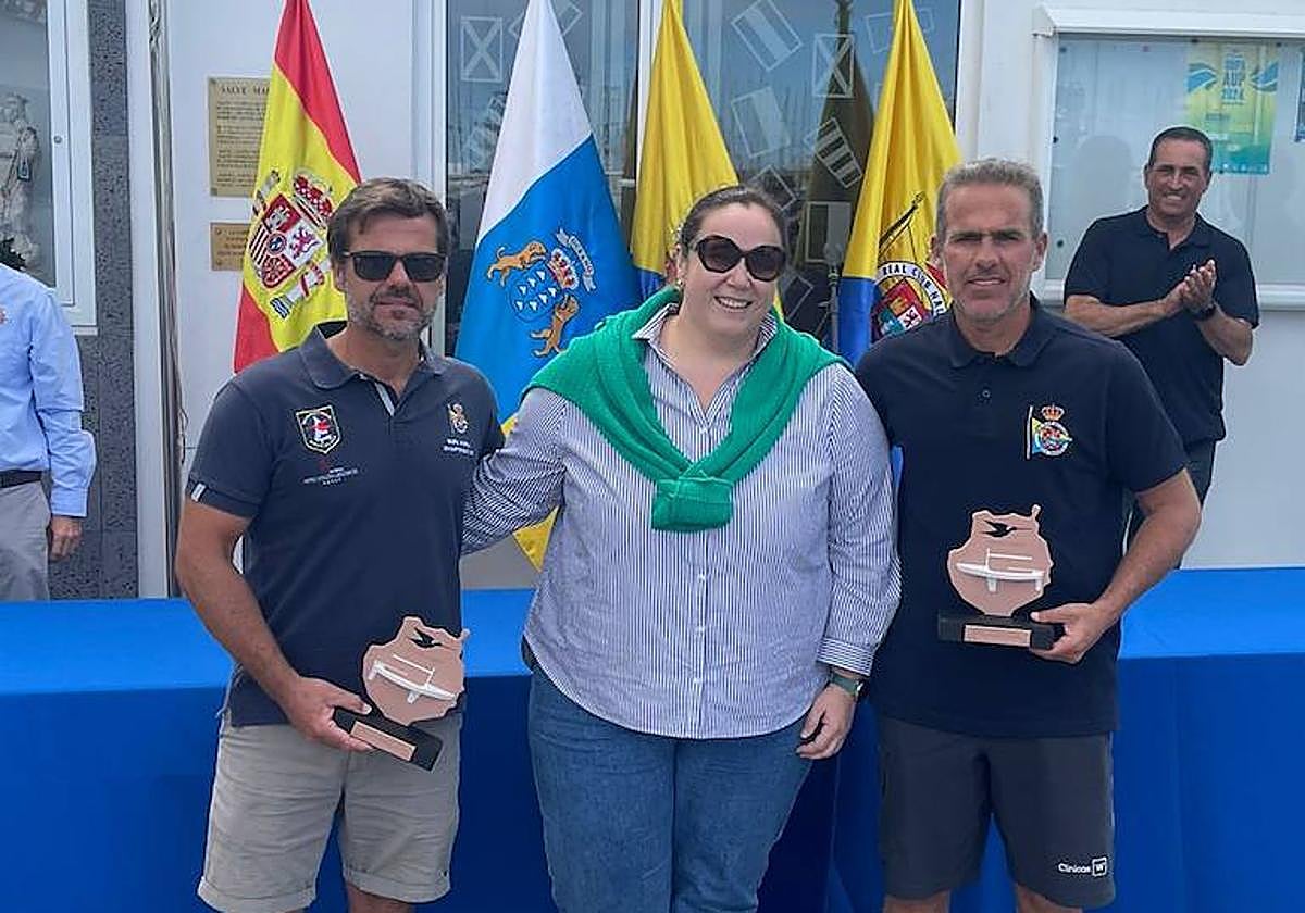 Gustavo y Rafael del Castillo, con la presidenta del Real Club Náutico de Gran Canaria, Maica López.