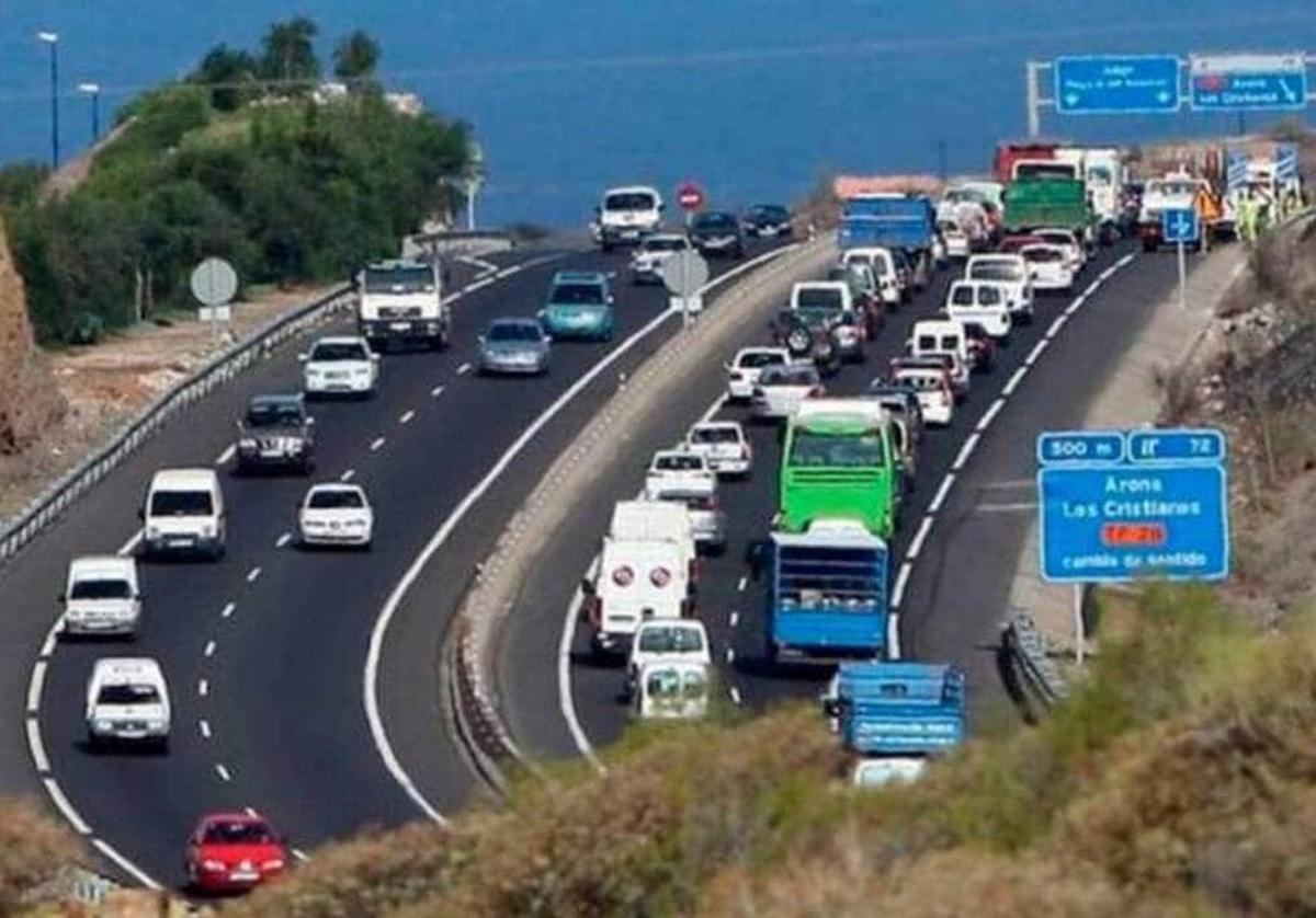 Sufre varias contusiones tras volcar su vehículo en la autopista