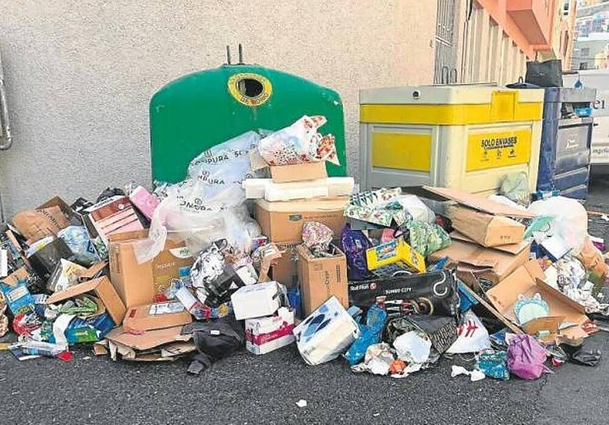 Imagen de archivo de basura fuera de los contenedores en la capital grancanaria.
