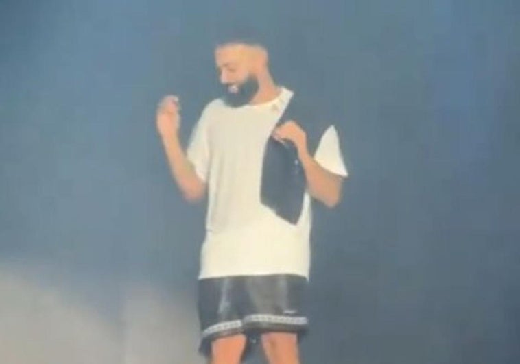 El artista puertorriqueño Eladio Carrión bailando al son del 'pío, pío' en su concierto en Gran Canaria.