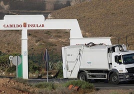 Camión de recogida de residuos en Yaiza saliendo de Zonzamas.