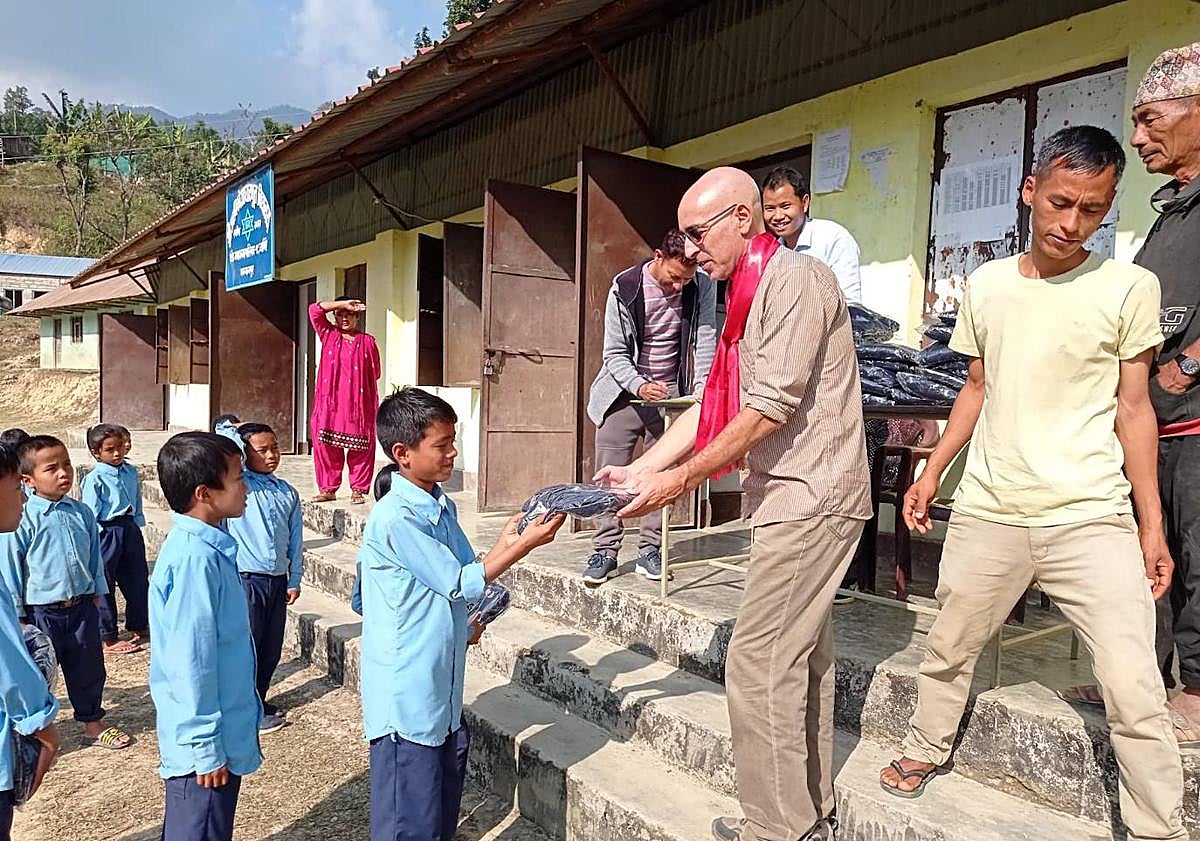 Imagen principal - Educanepal cubre la escolarización de 2.300 menores nepalíes.