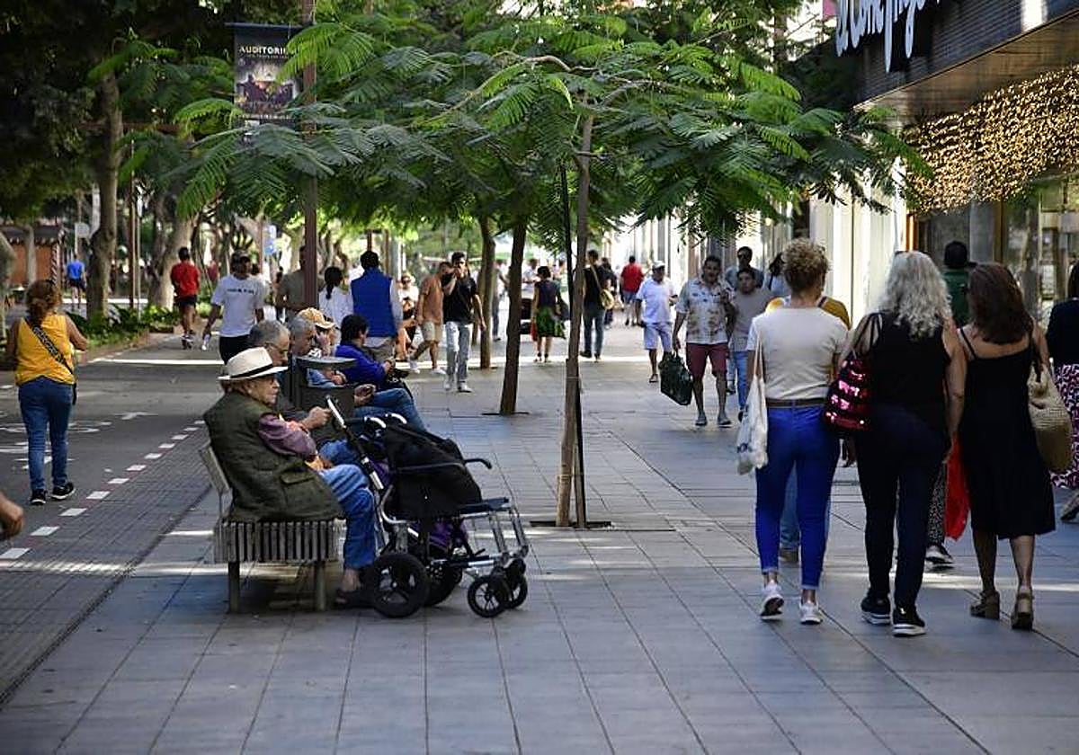 Imagen de archivo de gente caminando en Las Palmas de Gran Canaria.