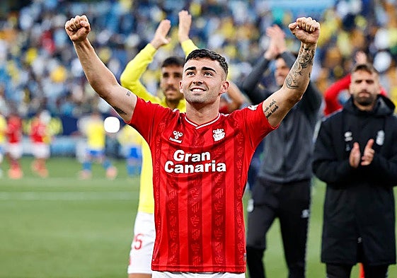 Moleiro celebra la permanencia en Cádiz.