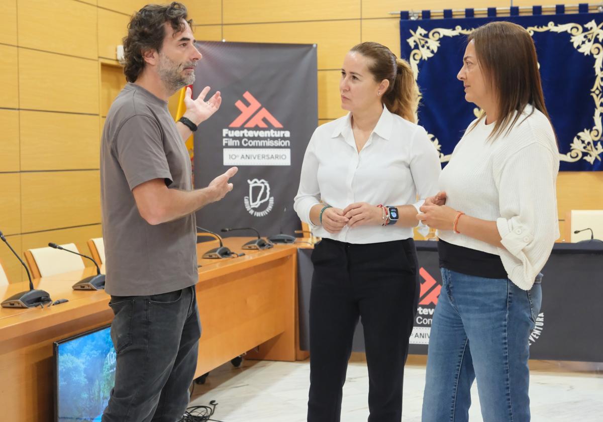 El director de cine Gonzalo López Gallego, la presidenta majorera Lola García y la responsable de la Fuerteventura Film Commission, Nereida Calero.
