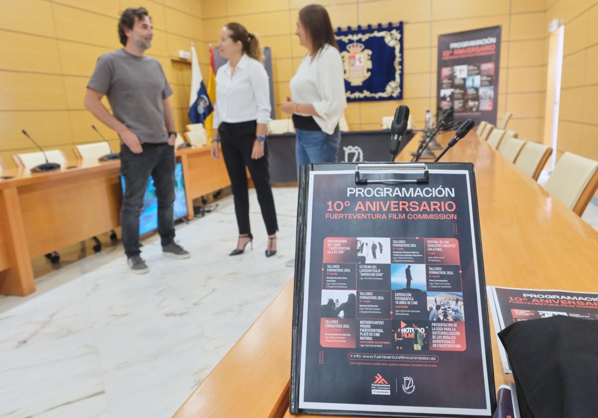 El programa incluye la muestra de fotos nunca vistas de rodajes realizados en la isla.