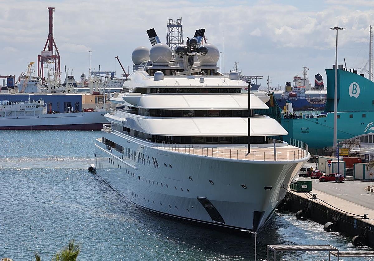 El yate de megalujo &#039;Opera&#039; irrumpe en el puerto de Las Palmas