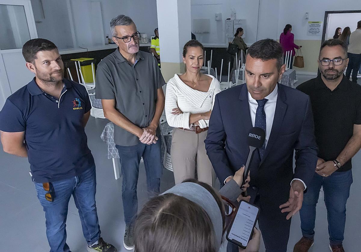 Autoridades en la visita al nuevo albergue.
