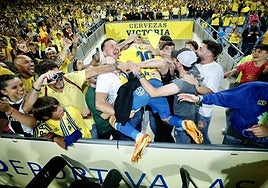 Marc Cardona celebra el ascenso con los aficionados amarillos.