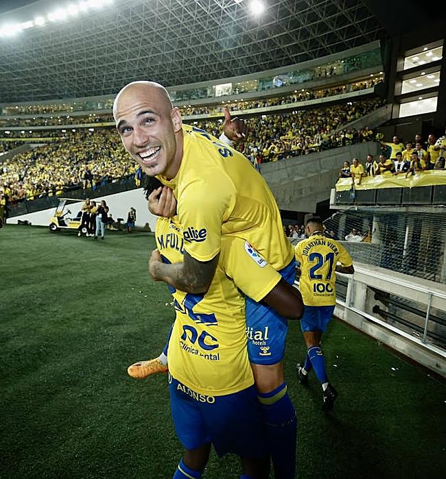 Sandro y Mfulu se funden en un abrazo.