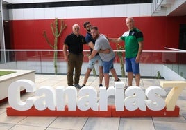 Miembros de ambos conjuntos, durante su visita a CANARIAS7.