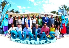 Foto de familia entre organizadores y patrocinadores.