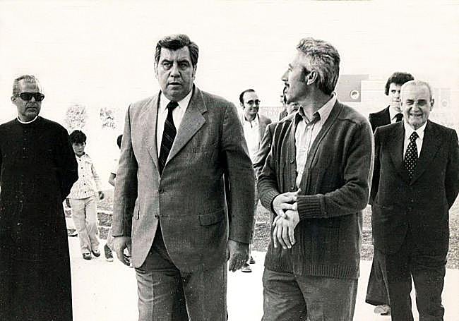 Ocaña, el primer director (derecha), con el gobernador civil Federico Gerona de la Figuera, el día de la inauguración del colegio, el 12 de octubre de 1973.