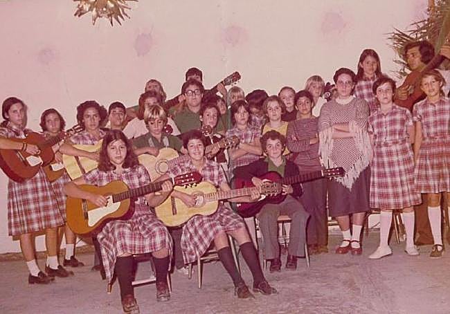 Rondallas de alumnos que visten el antiguo uniforme del centro.