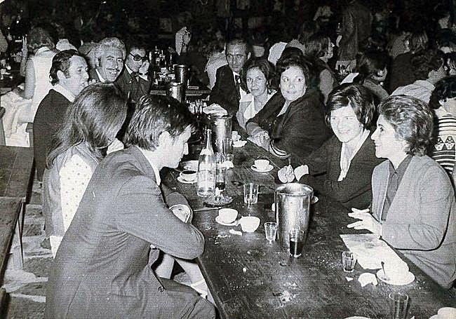 El primer director, Ángel Ocaña, con bigote, en una fiesta con el primer profesorado del colegio en el Alpendre del Amo.