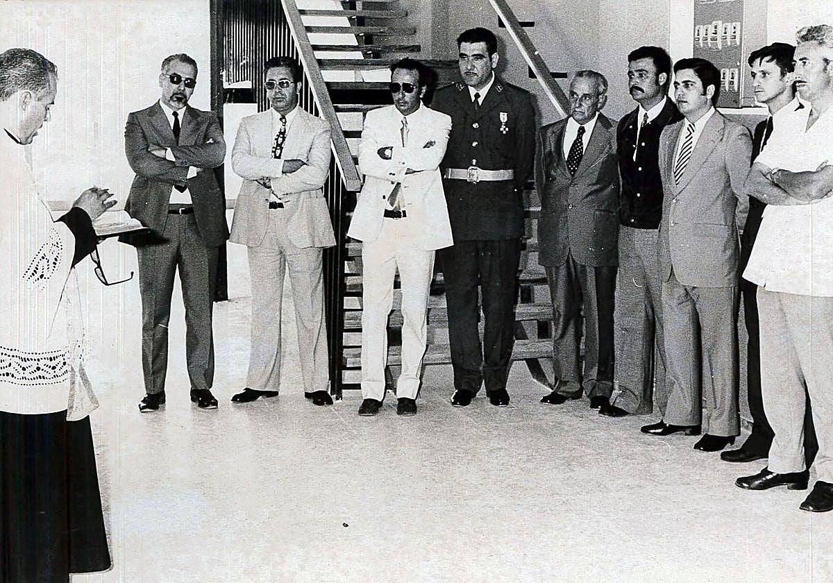 El párroco Manuel Montesdeoca, bendiciendo el centro antes de que entrara en funcionamiento.