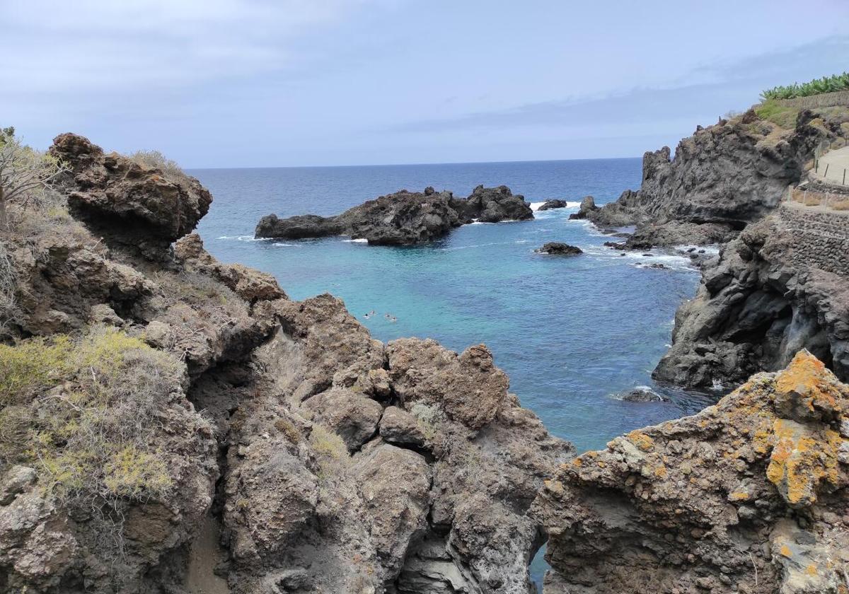 Imagen de la playa en la que se rescató al hombre en estado crítico, en las Chafiras.