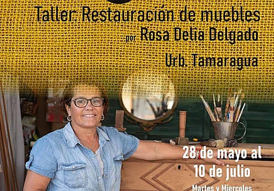 Rosa Delia Delgado imparte el taller de restauración de muebles en la urbanización Tamaragua, en el municipio de La Oliva.