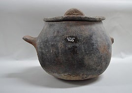 Sin asa y con tapa, así es la olla popular que Dolores Cerdeña entregó a Vicente Ruiz para el antiguo Museo Arqueológico.