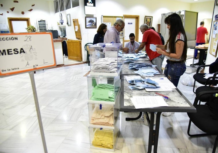 Distintos momentos de la pega de carteles en el arranque de as elecciones europeas.
