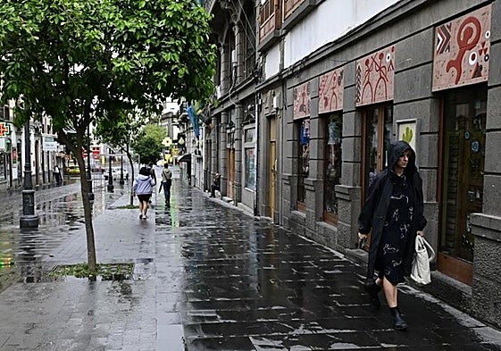 Imagen de archivo de un episodio de lluvia en la capital grancanaria.