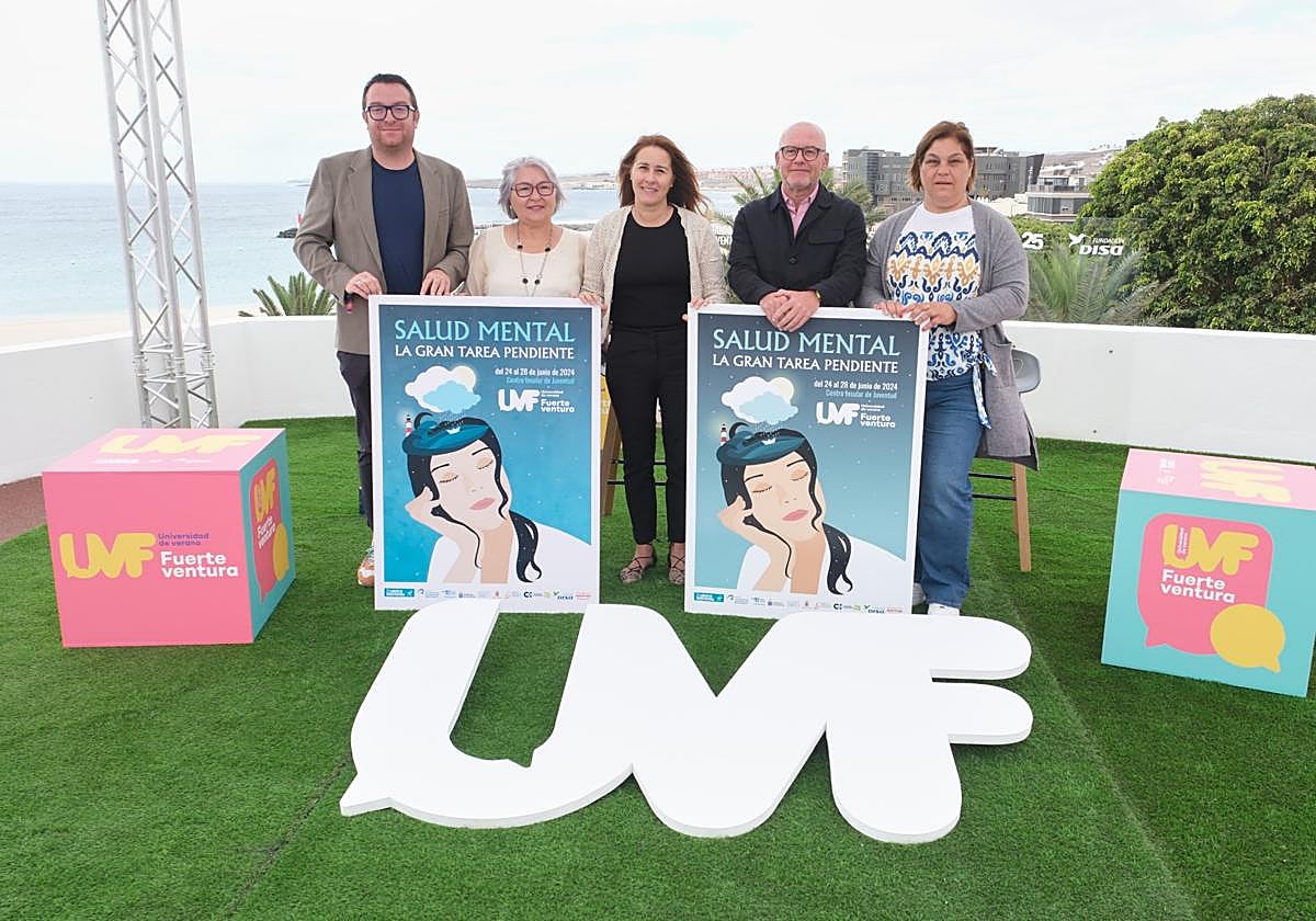 El consejero de Educación, Adargoma Hernández, la presidenta de Asomasamen, Ana Truijllo, la presidenta majorera Lola García, el vicerrector de la ULPGC José Miguel Alamo y la concejala de Educación, Rosa María Rodríguez, en la presentación de la 2ª edición de la UMF.