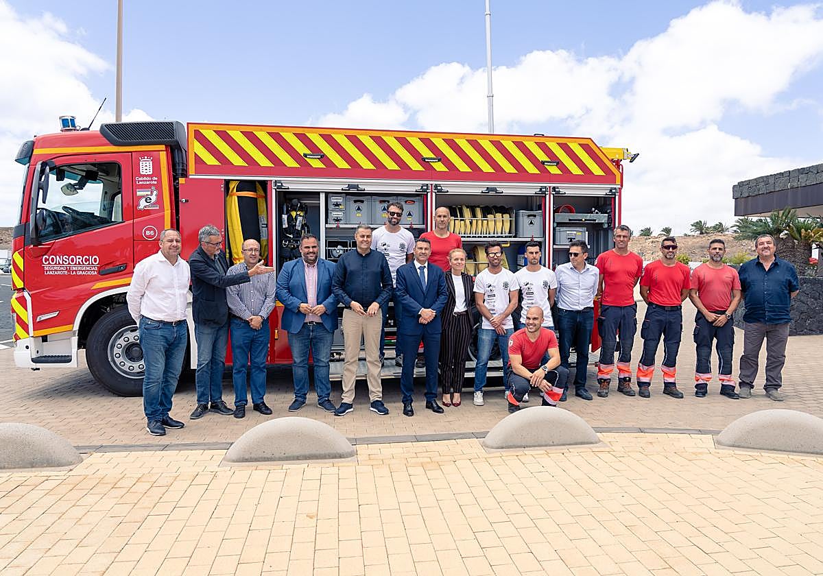 Autoridades y bomberos junto al nuevo vehículo.