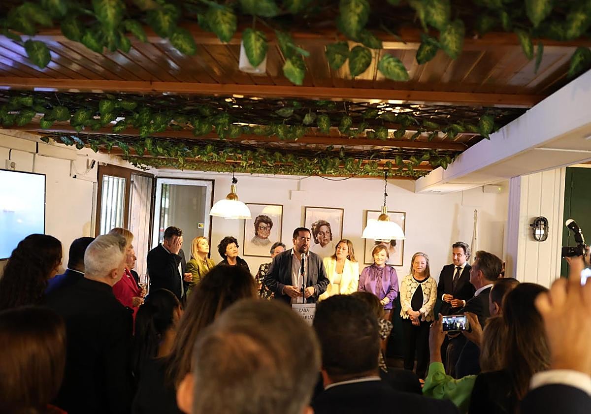 Imagen principal - Una Casa de Canarias de Madrid abarrotada homenajea a las alcaldesas pioneras del archipiélago