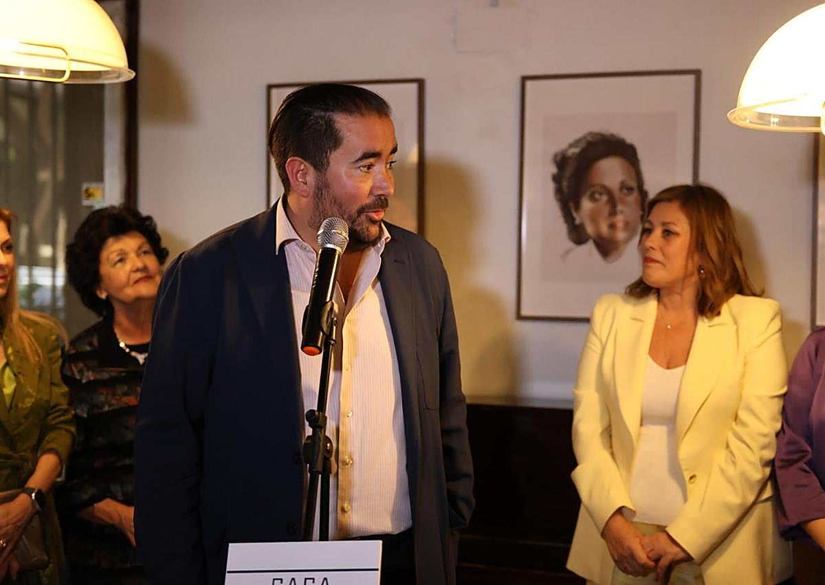 Imagen secundaria 1 - Una Casa de Canarias de Madrid abarrotada homenajea a las alcaldesas pioneras del archipiélago