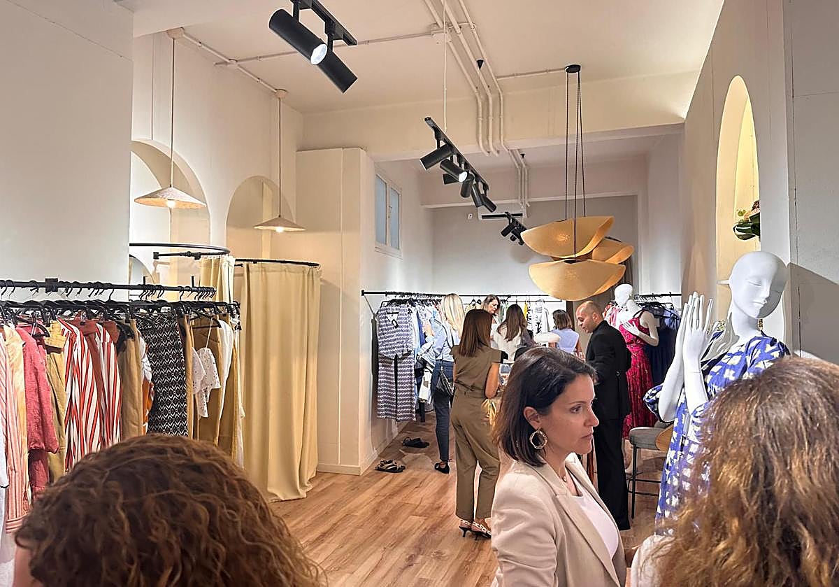 Imagen secundaria 1 - Alejandro García apuesta por un estilo desenfadado y elegante para la mujer de hoy en su nueva boutique