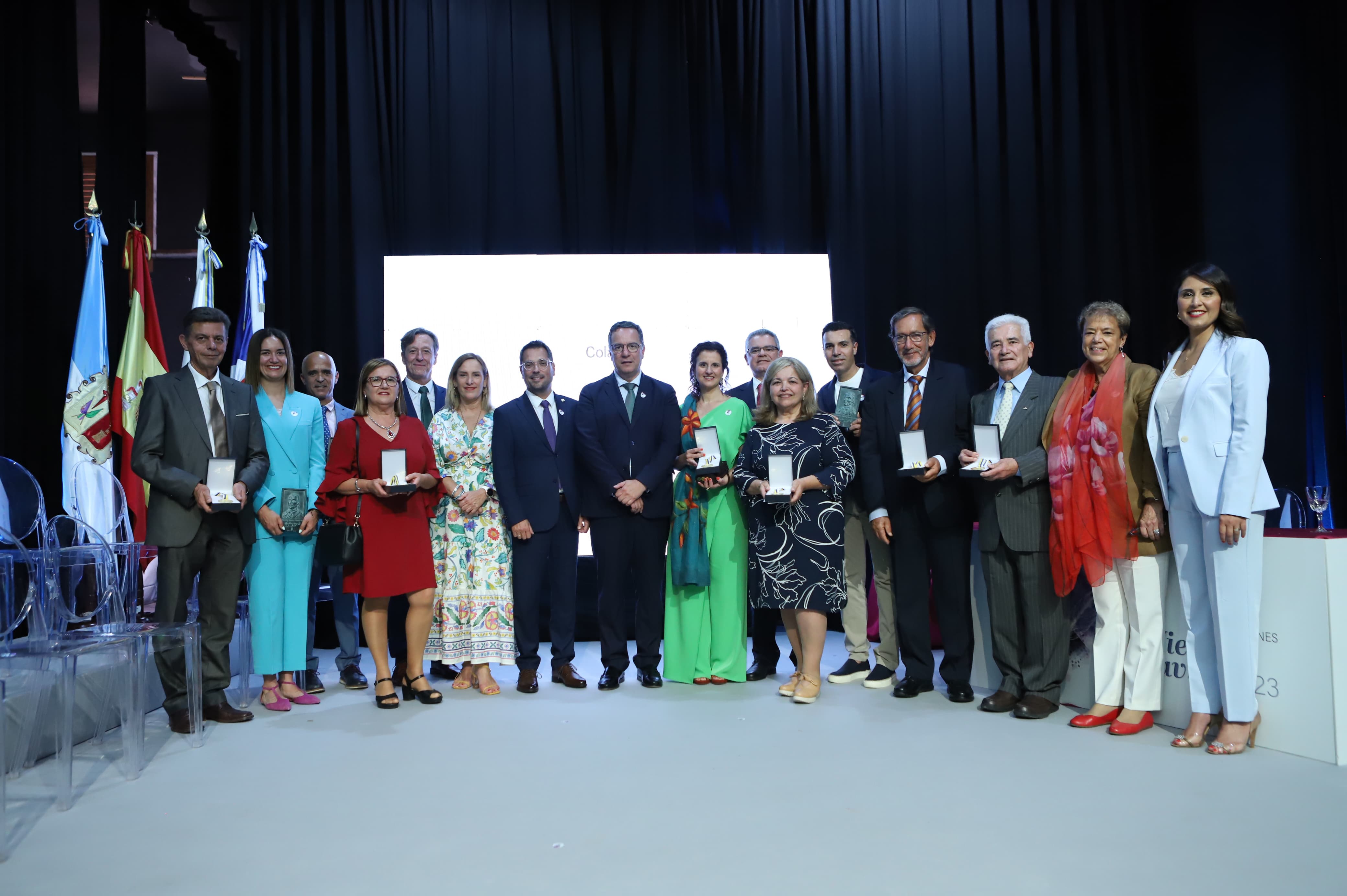 Foto de familia de los premiados con el Viera y Clavijo y representantes de la Consejería de Educación.
