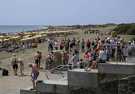 Imagen de archivo de residentes y turistas en el sur de Gran Canaria.