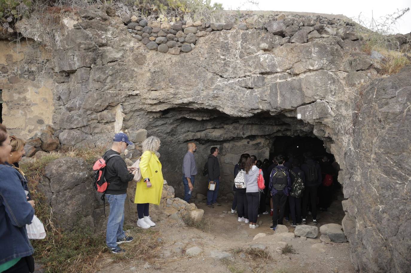 Bentejuí Motas, mecenas particular del yacimiento, y el arqueólogo Abel Galindo fueron los maestros de ceremonia de una visita escolar histórica.