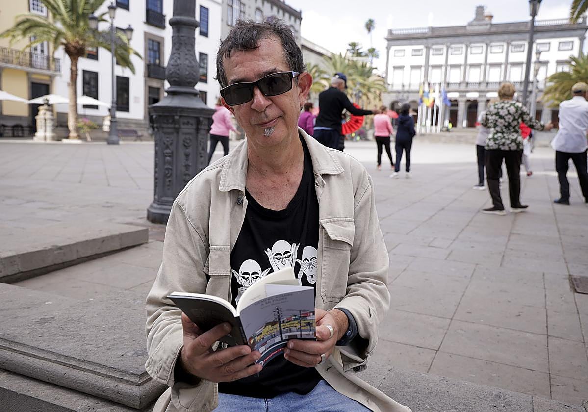 Vicente Martín Abreu con un ejemplar de 'Siempre admiré a mi padre'.