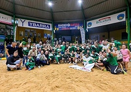 Euforia y felicidad de Los Guanches sobre la arena de Gáldar en la noche de este viernes.