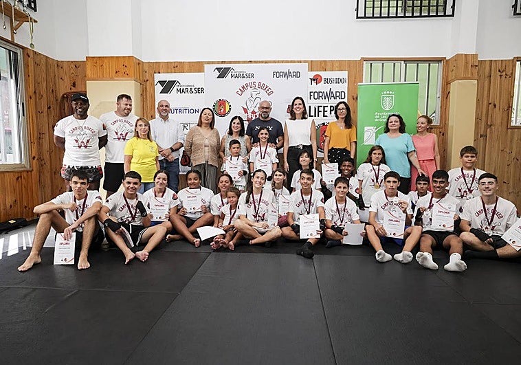 Grupo de alumnos de la edición de 2023 con técnicos y autoridades deportivas.