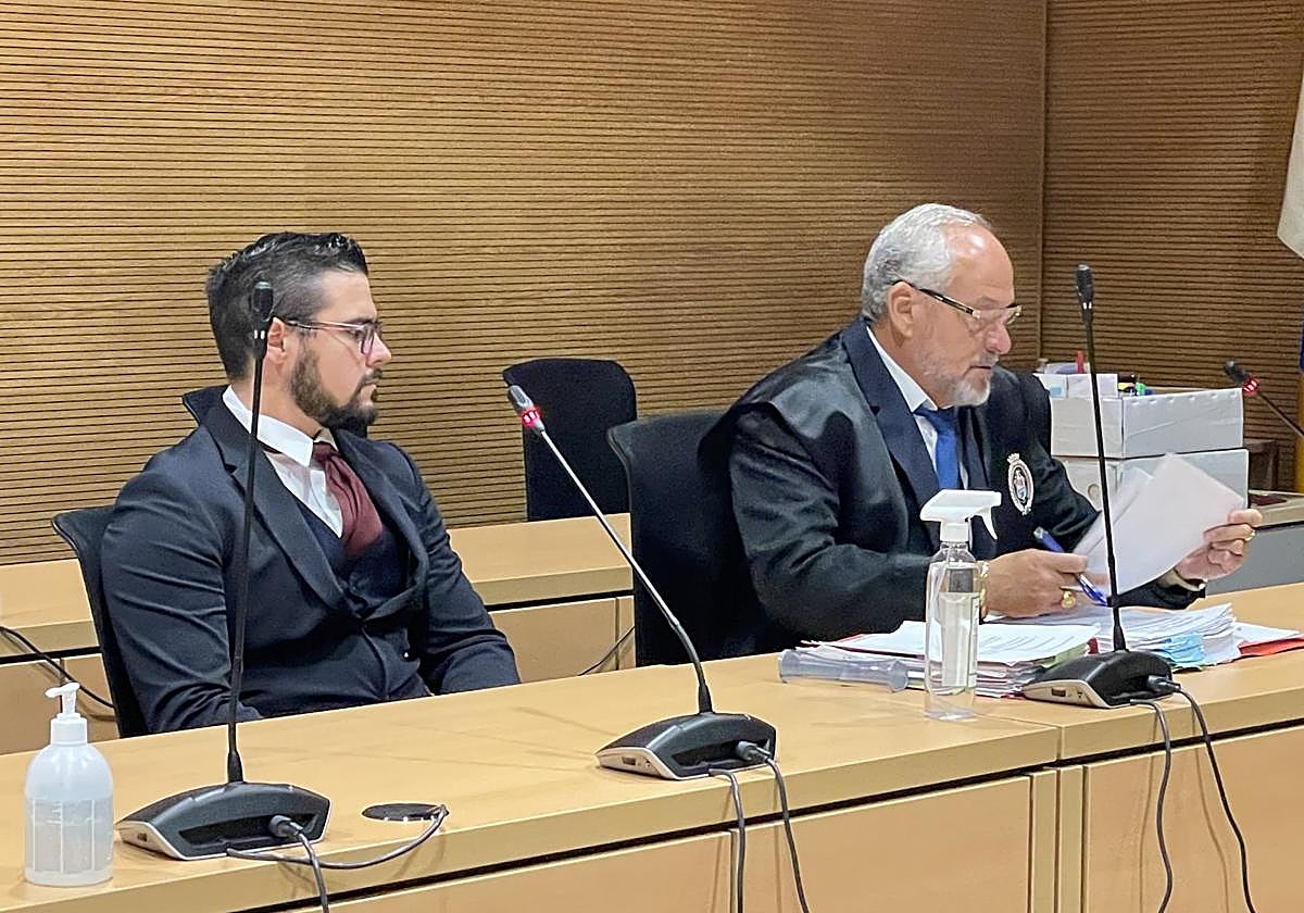 El acusado, a la derecha, junto a su abogado Manuel Ramón García Medina.