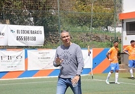 Israel Quintana, entrenador del Panadería Pulido de San Mateo.