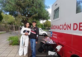 Jóvenes aportando su granito de arena acudiendo a donar sangre en una de las unidades móviles del ICHH.