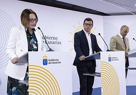 La consejera de Derechos Sociales, Candelaria Delgado, con Pablo Rodríguez y Alfonso Cabello.