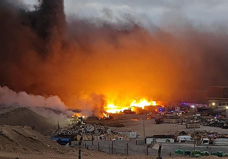 Imagen del incendio en el vertedero de Zonzamas en Lanzarote.