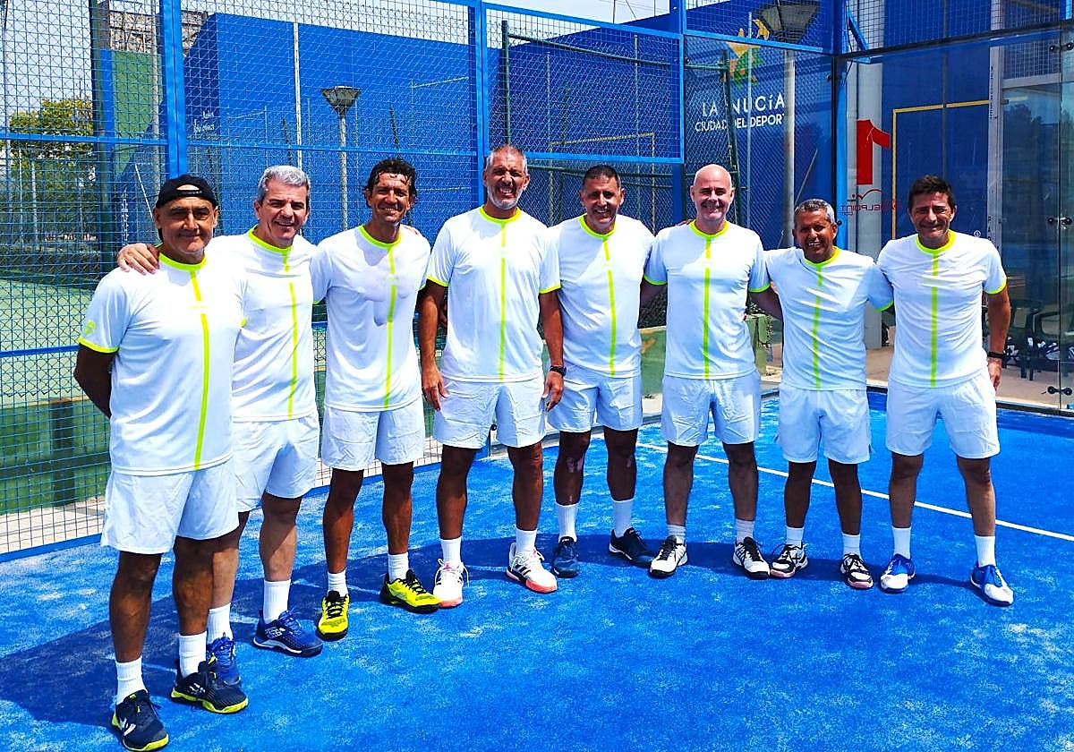 Los integrantes de la plantilla del Aldipedi.