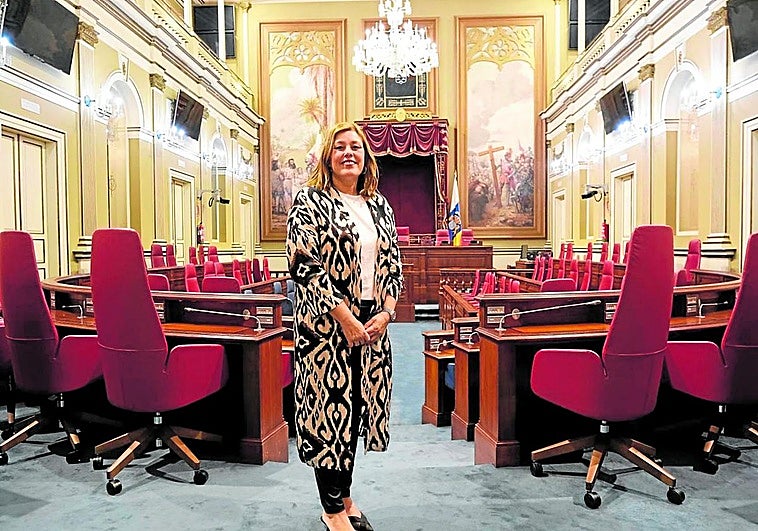 Astrid Pérez es la segunda mujer en la historia en presidir la Cámara, después de Carolina Darias hace dos legislaturas.